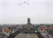 Als vliegtuigfreak vond ik de missing man formation wel erg veel indruk maken vandaag. Vooral omdat de spitfire (wat een pracht toestel is dat toch) zo mooi in de mist verdween. Kippevel...
