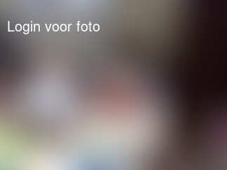 De mannen zitten klaar voor de maaltijd