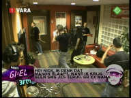 Dacht dat die getrouwde floepert helemaal niet in beeld was maar
 toch...