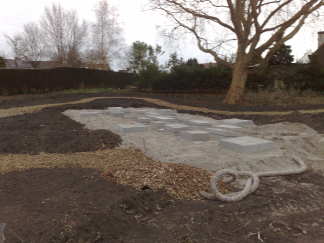 En wat komt er hier aan het einde van de straat...