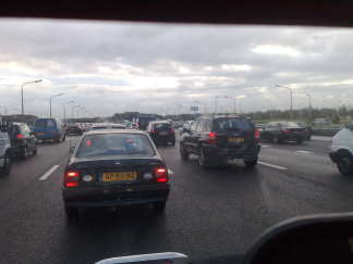 Regen, dus al een uur in de file