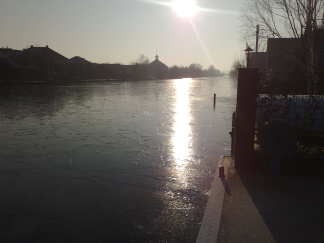 Schaatsbaan voor de deur