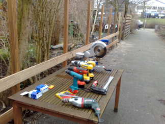 Weer aan de schutting!