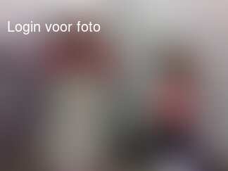 In de gietende regen in tent