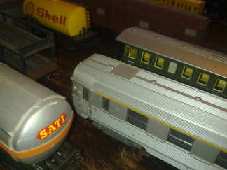 Ze zijn er nog veel te klein voor
 naar papa wil zo graag weer met de marklin spelen