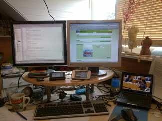 Proggen met algemene beschouwingen op de achtergrond.