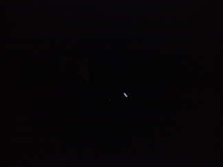 En we liggen weer eens uren naar het plafond te staren.