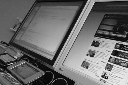 Adminlayer bouwen met AOW-debat op de achtergrond.