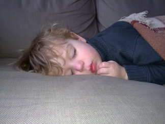 Maar mannetje kan er niet echt
 van genieten, ligt ziekig op de bank