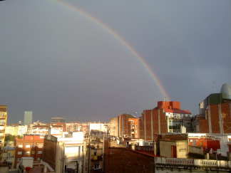 Regenboog boven Barcelona