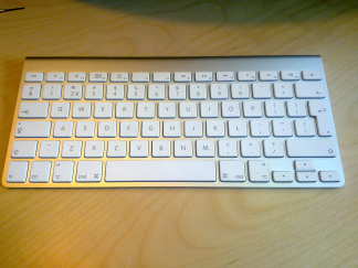 Die iMac is ronduit geweldig maar ik kan maar niet begrijpen dat er
 dan een toetsenbord bijzit dat totaal idioot is en niet op te werken valt.