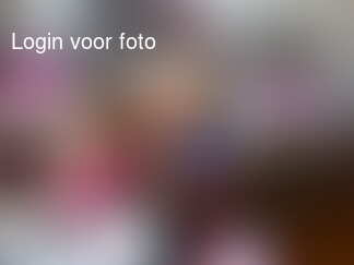 Ga zitten en laat je eens mooi schminken door je zus...