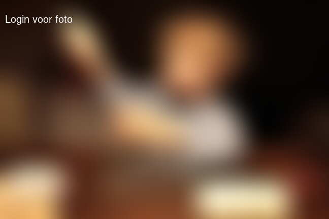 En terwijl de jarige nog ligt te slapen worden er door haar broertje
 croissants gedraaid!