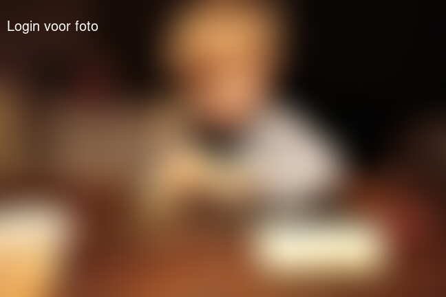 En terwijl de jarige nog ligt te slapen worden er door haar broertje
 croissants gedraaid!