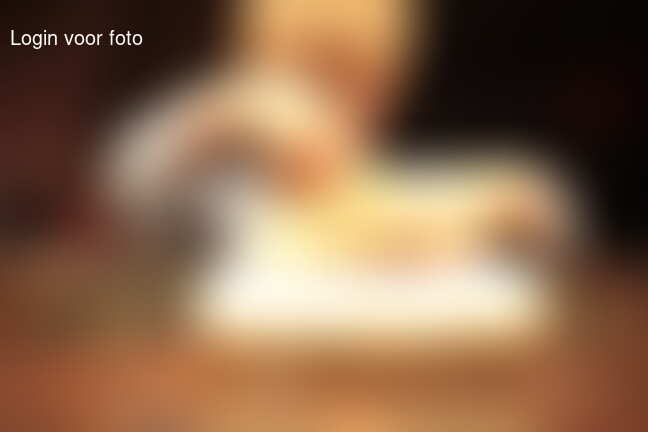 En terwijl de jarige nog ligt te slapen worden er door haar broertje
 croissants gedraaid!