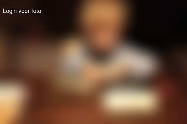 En terwijl de jarige nog ligt te slapen worden er door haar broertje
 croissants gedraaid!