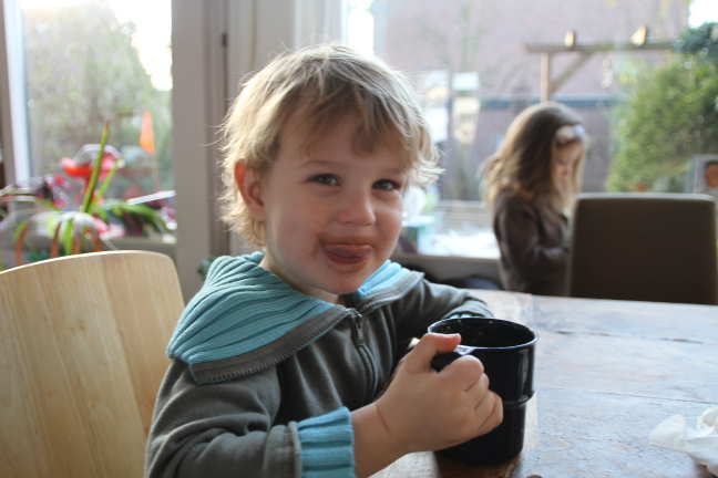 En na buiten spelen in de kou hoort er warme choco te zijn!