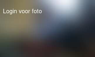 Spelen met nieuw speelgoed en ondertussen met zijn tante bellen