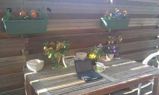 Even de mail doorspitten kan even heerlijk buiten