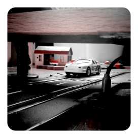 Wegens gebrek aan mooi weer aan het spelen met racebaan en trein