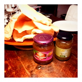Indiaas met zelf gemaakte pappadums en chutney... Mmm