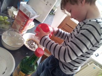 Die jongen is echt helemaal fan van koken aan het worden