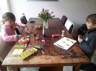 En nu samen aan het koken