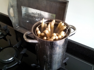 Asperges van de aspergeboerderij in Woubrugge 