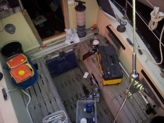 Leuk met de buurmannen geleerd hoe onderhoud te doen aan een scheepsdiesel 