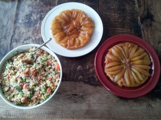 Naast de wagyu nog wat inbreng voor vanavond: 2 x tarten tatin en couscous salade