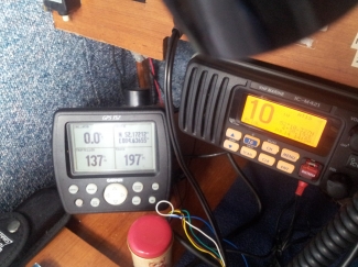 Stapje voor stapje gaat alles weer soepel werken. Donderdag de toilet en nu koppeling GPS met marifoon,  bleek een kabelbreuk. 