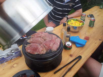 Kip gevuld met geroosterde pijnboompitten, parmezaanse kaas,
 basilicum en knoflook in de cobb