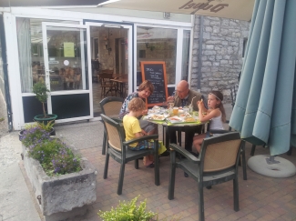 Heerlijk uit eten aan de rivier met opa en oma