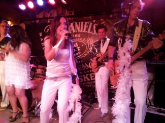 Jasper harkt weer lekker op zijn gitaar