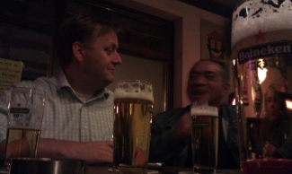 Bij een gezellig biertje was hij er in gedachten weer bij.... 