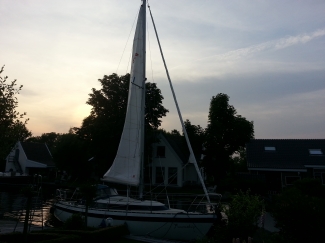 Als we dan toch ons huis uit moet is het een mooie avond on de zeilen erop te zetten 