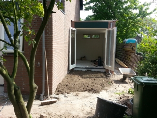 Niet het ideale weer om grond te verzetten... Pfff