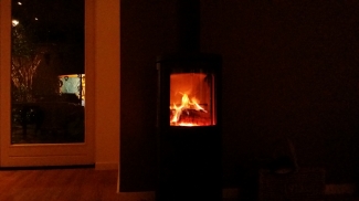 Had wat problemen om mijn nieuwe hout goed aan te krijgen maar vanavond met buurman en schoonpa even goed geoefend. Met een pilsje erbij is dat ook best te doen... 