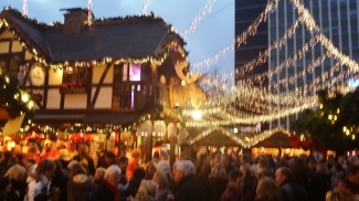 Kerstmarkt in Essen, met dronken, moppentappende Eland