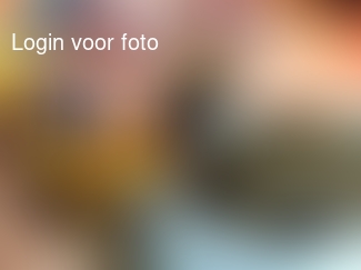 Mathijs is blij met de naalden die uit de kerstboom zijn gevallen