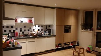 Gaat toch niets boven een handige buurman. Nu zelf lakken... ;) 