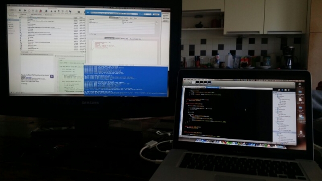 Zolder om 10 uur al te warm. Uitwijken naar beneden en tv maar als tweede scherm... 
