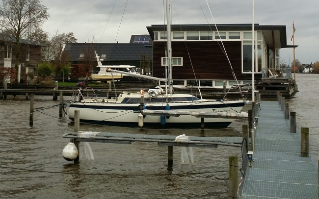 Bootje heeft het zwaar. Wind staat vol op de zijkant... 