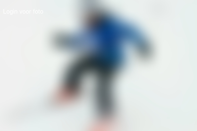 Dit vindt hij het mooiste wat er is, zo hard mogelijk en dan keihard remmen en kijken of de sneeuw stuift