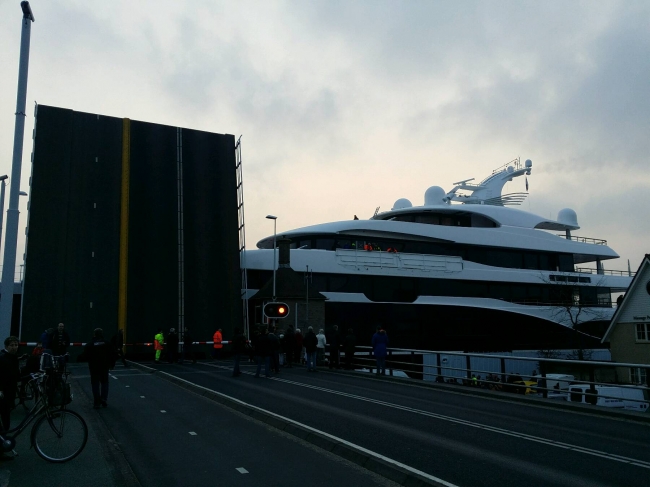 En weer door de brug