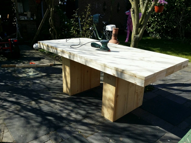 Eindelijk een stevige tuintafel