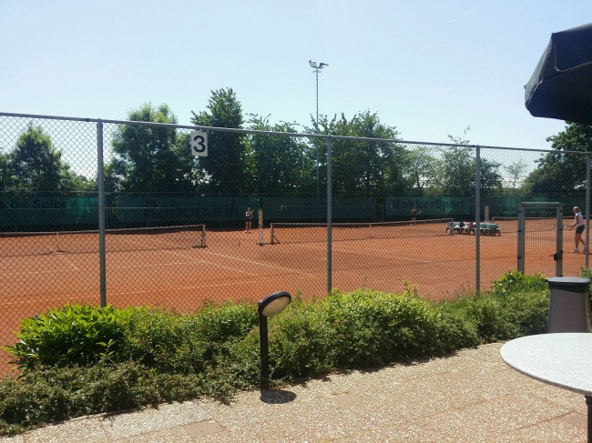 Op een gezellig, zonovergoten terras genieten van de partij  van Wieke