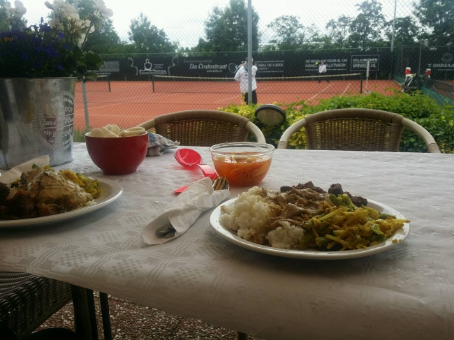 Heerlijke Indonesische maaltijd met uitzicht op mooie pot tennis