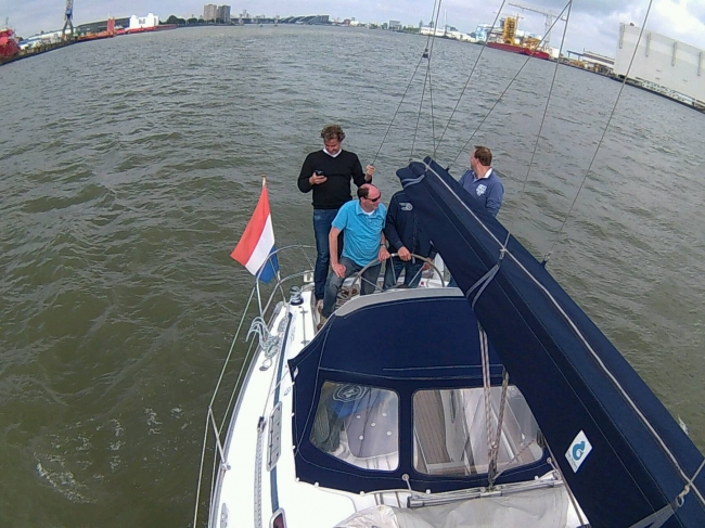 Met wat vertraging weer door