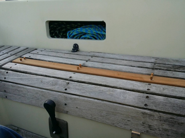 Blij met nieuwe plankjes! Even bijkleuren maar ziet er een stuk netter uit dan afgebroken stukken